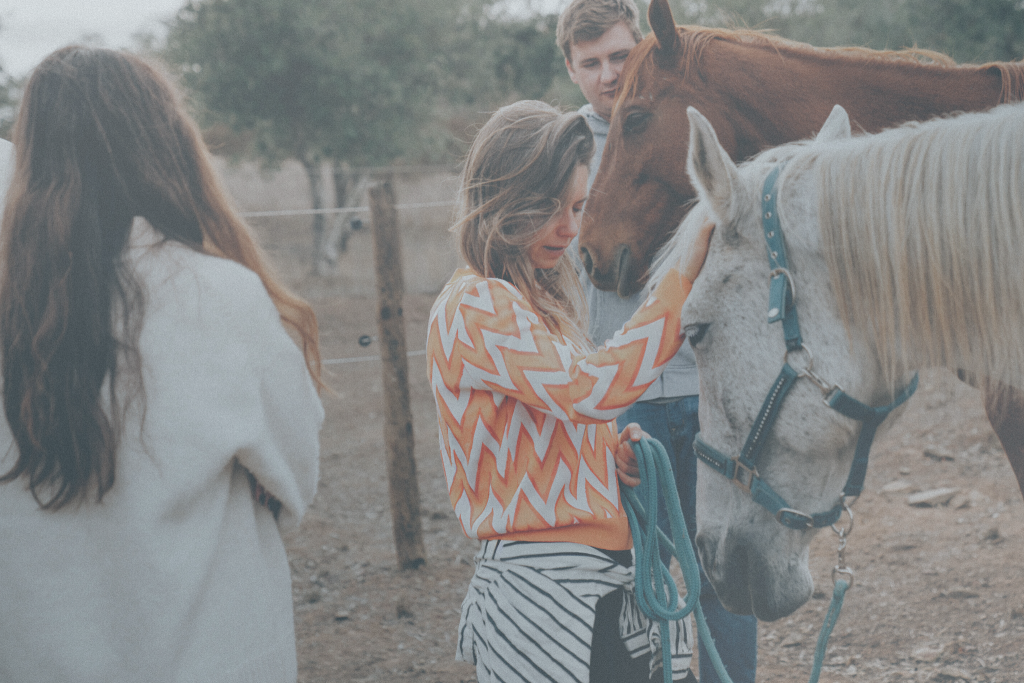 Frau mit Pferd in inniger Verbindung in Portugal. Szene aus einer systemische Aufstellung mit Pferden