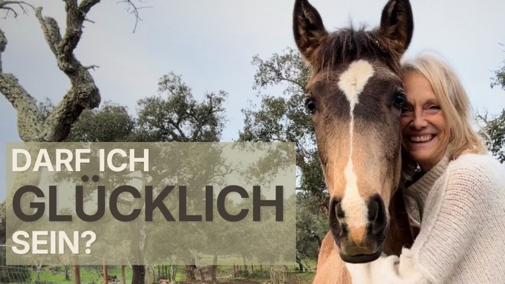 Frau mit Pferd glücklich lachend, Sinnbild für Retreat für Frauen mit Pferden in Portugal